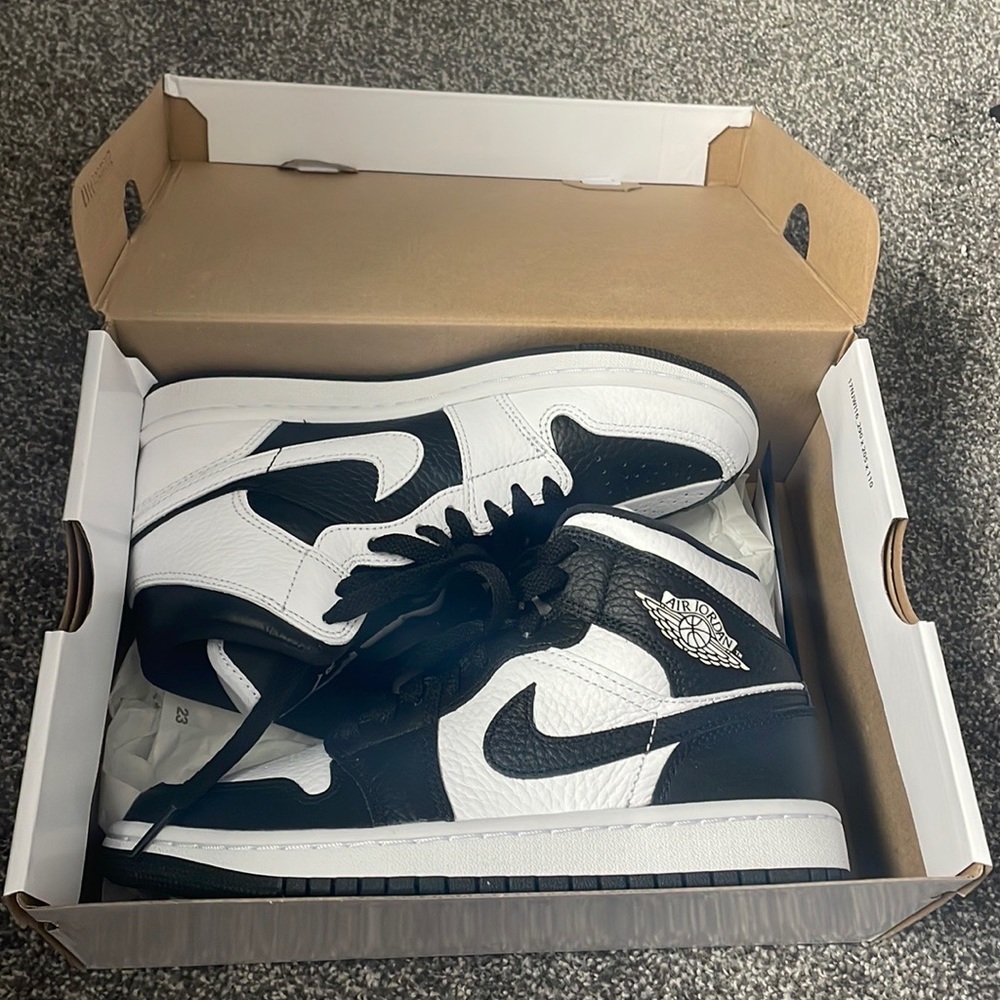 Brand new panda / se homage air jordan mids